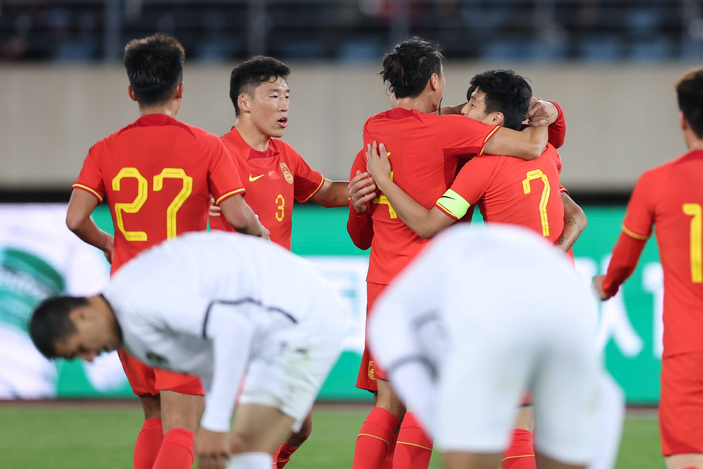 刘家辉惶恐至极，嚎啕大哭道：叶先生……您到底要在下怎么样才能满意……只要您能留在下一名，您说什么在下都答应……刘家辉哭喊的声嘶力竭，全然不像一个五十多岁、事业有成的老男人。